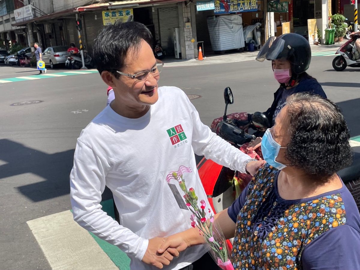 ▲前議員張耀中在南屯市場為市場採買的媽媽們獻上康乃馨，提早慶祝母親節(圖／張耀中提供2023.5.6)