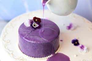 ▲雲品溫泉酒店的「茶薰夫人」母親節蛋糕，有雅緻之紫暈染出巧克力鏡面。（圖／雲品提供）