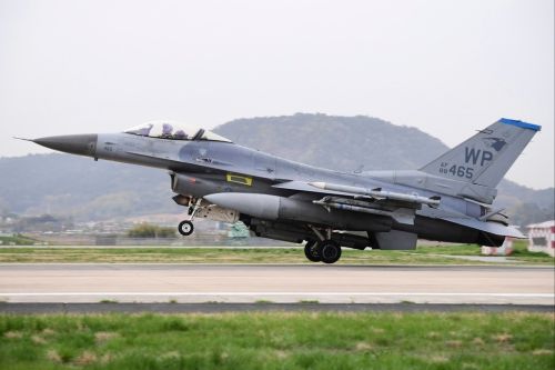 韓聯社：美F-16戰機演習墜海　飛行員緊急逃生

