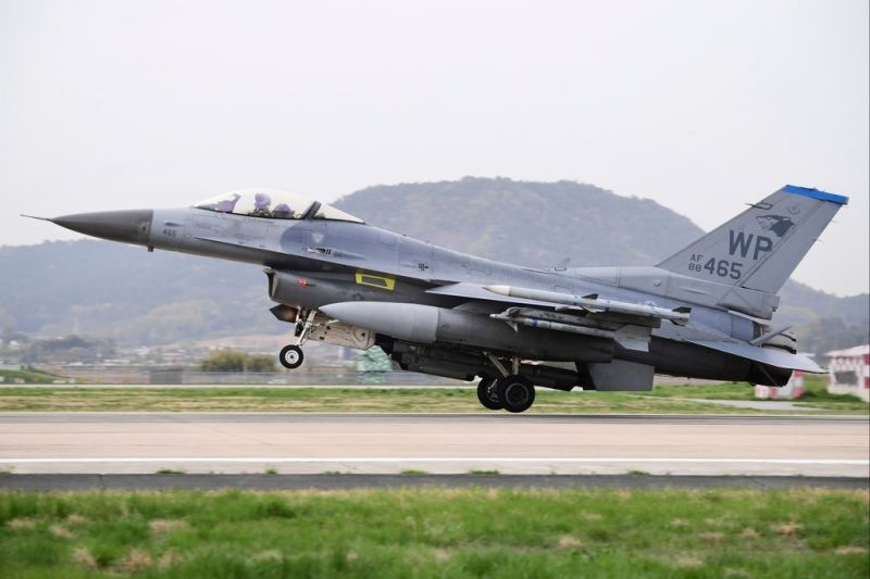 ▲美國一架F-16戰鬥機今天在韓國進行訓練演習時墜毀，飛行員緊急逃生後獲救。資料照，非墜毀戰機。（圖／美聯社／達志影像）