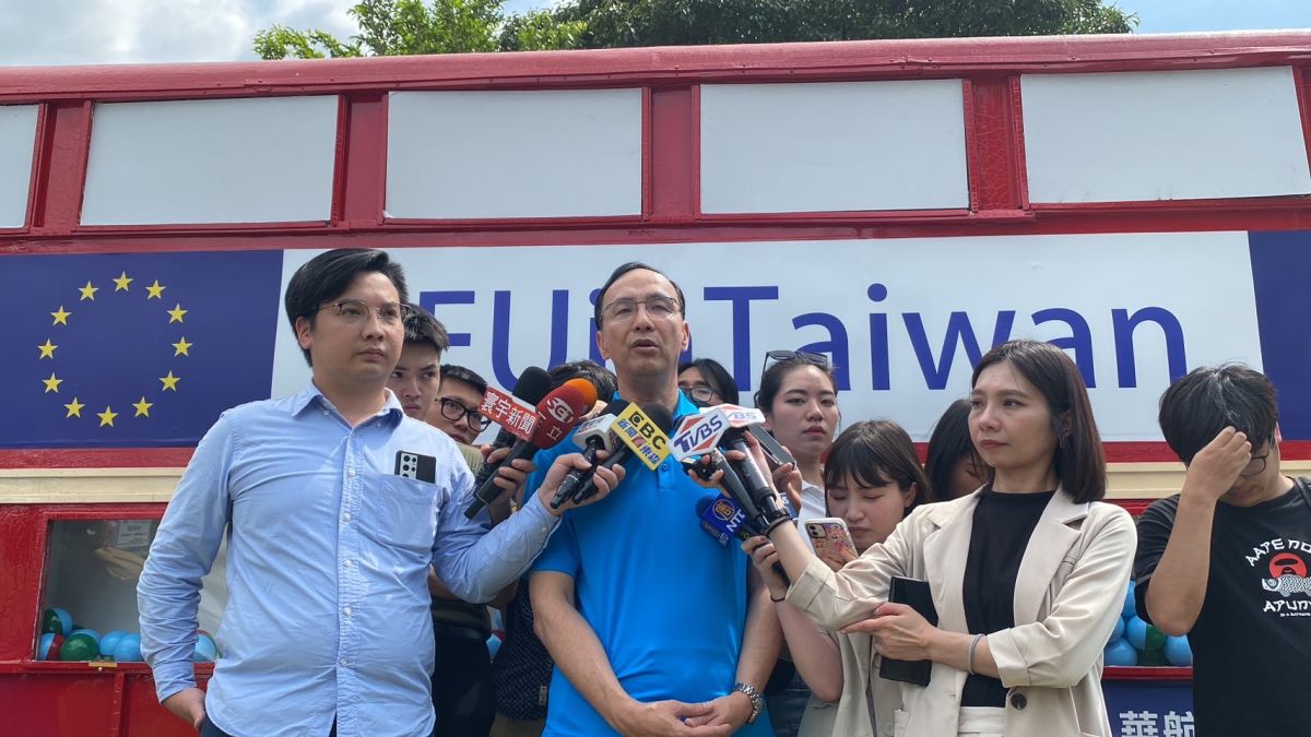 ▲郭台銘、侯友宜今展開分別拜廟行程，郭受訪直言「你們不要老是見縫插針」，引發未來侯郭整合火車對撞揣測；朱立倫受訪則說，別做讓民進黨開心的事。（圖／國民黨提供）