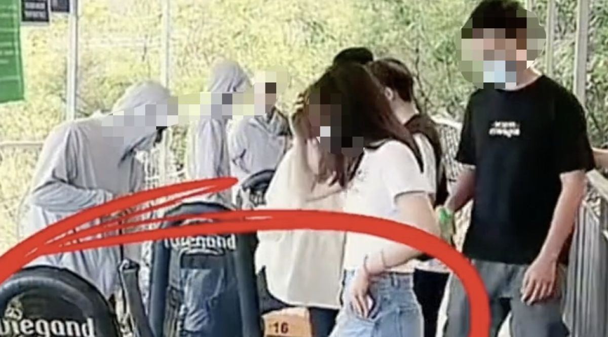 ▲中國一名女子連假在家帶小孩時，竟在觀光區直播上看到老公（右）牽著小三（右二）現身。（圖／翻攝自微博）