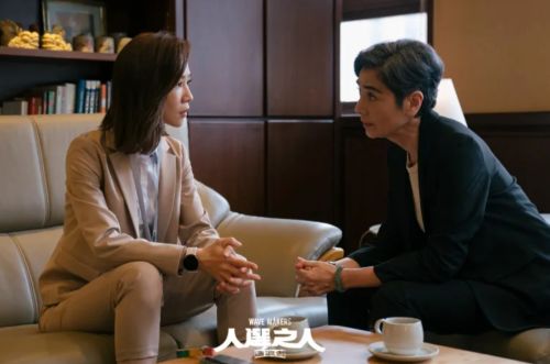 《人選之人》中的謝盈萱和賴佩霞分別是幕僚與主席的關係。(圖/翻攝自FB/人選之人—造浪者 Wave Makers) 《人選之人》中的謝盈萱和賴佩霞分別是幕僚與主席的關係。(圖/翻攝自FB/人選之人—造浪者 Wave Makers)