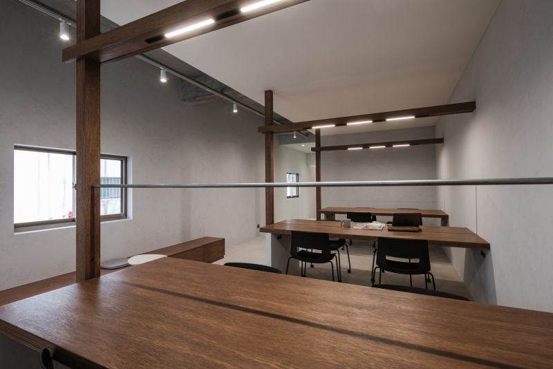 ▲朝陽社區共享辦公新據點,除有辦公桌之外,還有住宿、盥洗等設施,就是希望透過創新方式翻轉年輕世代辦公及旅遊方式,進而活化在地社區。(圖/星展銀行提供)