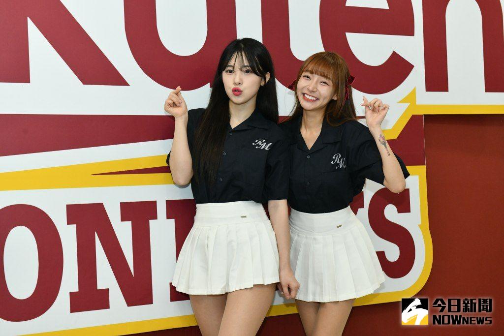 ▲林襄（右）不僅合體李多慧（左）還秀出當天超辣的性感馬甲服裝，害羞詢問大家「還喜歡嗎？」（圖／記者林柏年攝影）