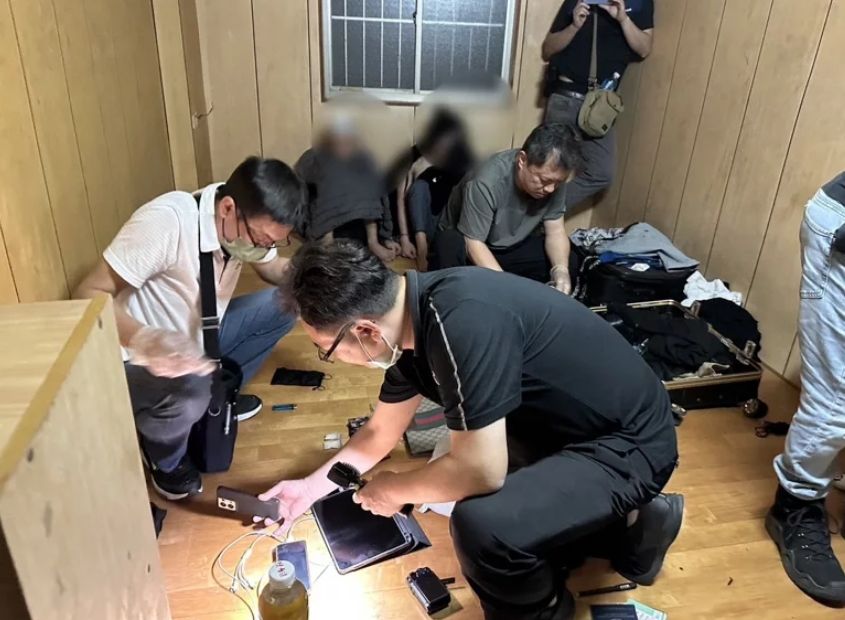 ▲台南麻豆2月份發生擄人案，一名越南籍女子在路上，遭到同籍男子搭訕騙上車，被強行帶到雲林的日租套房，慘遭手銬、腳鐐囚禁，更被施以電擊，逼著以視訊方式向越南家人求救，遭勒索2億越南盾（約台幣26萬元）得逞。（圖／翻攝畫面）