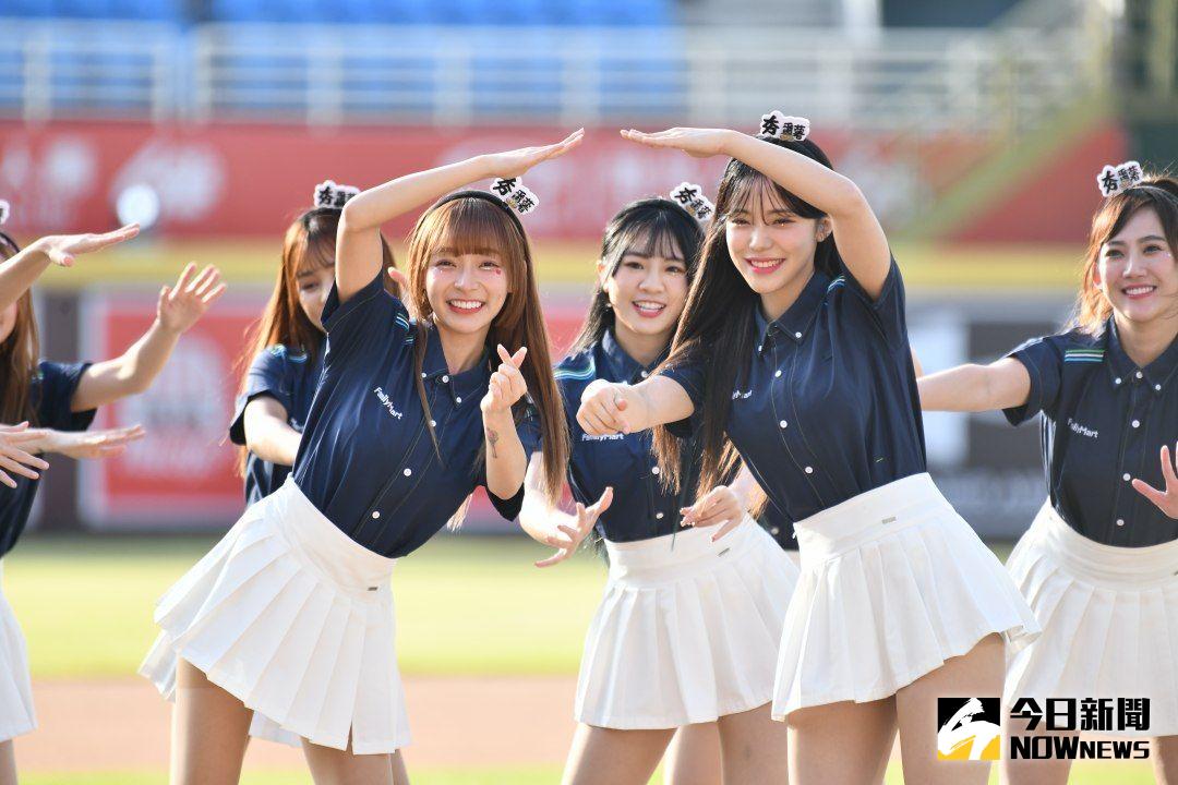 ▲樂天女孩林襄、李多慧現場熱舞合體。（圖／林柏年攝）