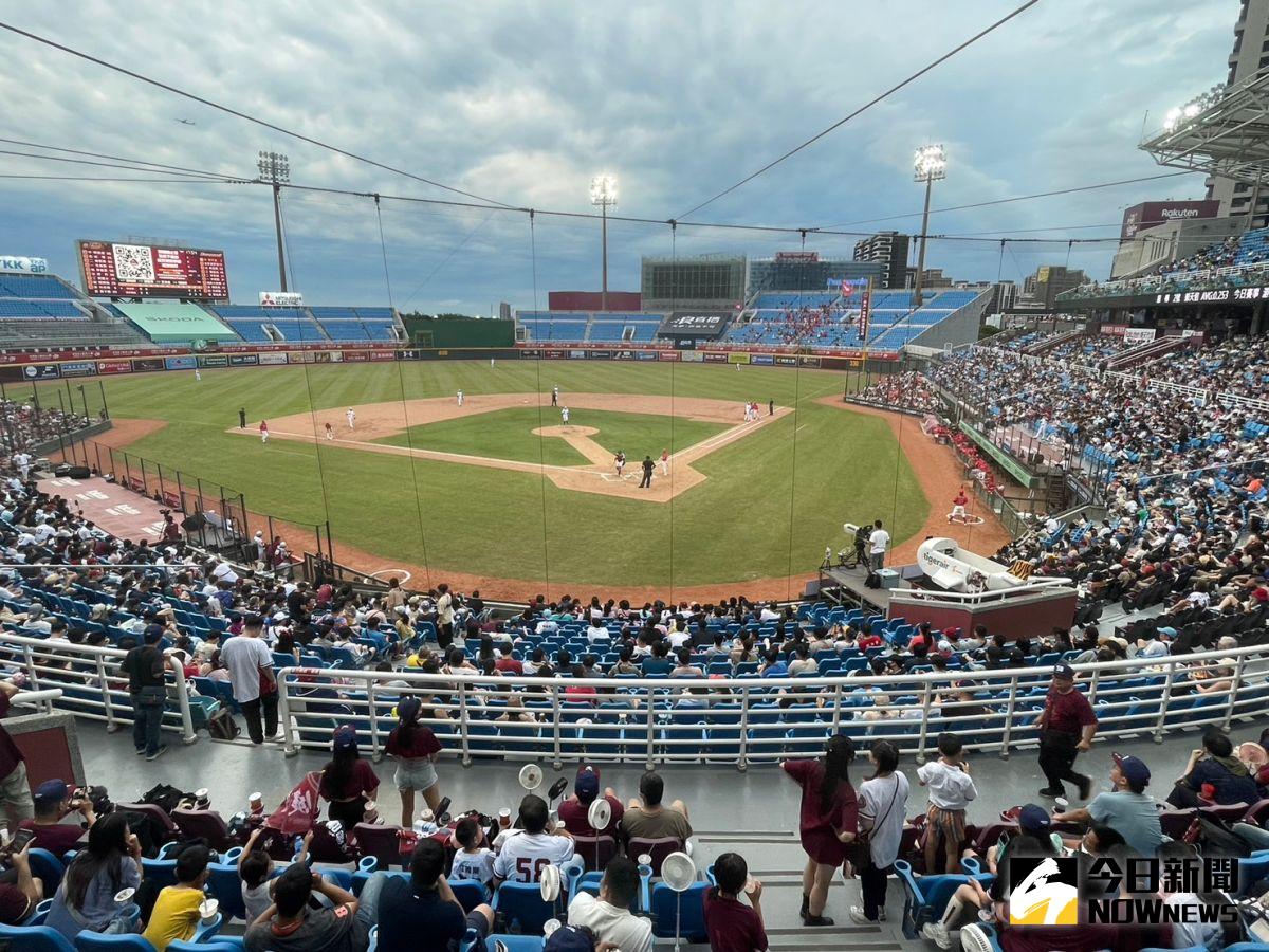 ▲桃園球場電力設備故障。（圖／吳政紘攝）