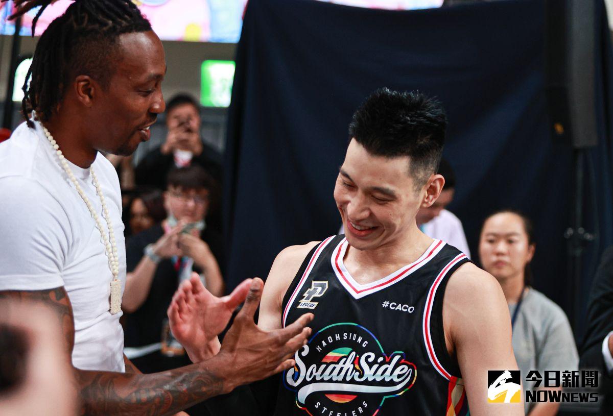 ▲魔獸Dwight Howard（左）來到PLG富邦勇士和17鋼鐵人之戰，賽前林書豪（右）和他擊掌。（圖／記者葉政勳攝 ）