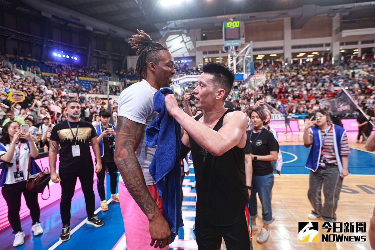 ▲林書豪（右）和火箭隊前隊友Dwight Howard（左）相見歡。（圖／記者葉政勳攝 , 2023.05.06）