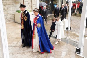 英王加冕典禮　凱特王妃McQueen象牙白連衣裙搭銀色桂冠優雅吸睛
