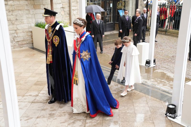 ▲凱特王妃與威廉王子和一雙兒女共同出席查爾斯三世的加冕典禮，凱特王妃穿著Alexander McQueen的象牙白真絲連衣裙，搭配刺繡桂冠頭飾，優雅吸睛。（圖／美聯社／達志影像）