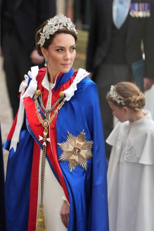 ▲凱特王妃頭上沒有戴王冠，而是選擇與禮服配套的Jess Collett x Alexander McQueen頭飾，飾有銀條、水晶和銀線工藝的三維葉子刺繡。（圖／美聯社／達志影像）