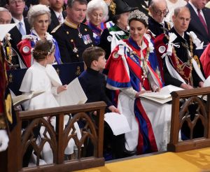 ▲凱特王妃微笑看著夏洛特小公主和路易小王子。（圖／美聯社／達志影像）
