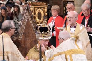 ▲英國國王查爾斯三世（King Charles III）在西敏寺戴上聖愛德華王冠，正式加冕。（圖／美聯社／達志影像）