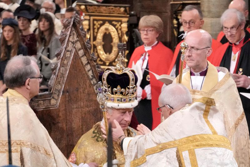 ▲查爾斯三世（King Charles III）在西敏寺戴上聖愛德華王冠，正式加冕英王。（圖／美聯社／達志影像）