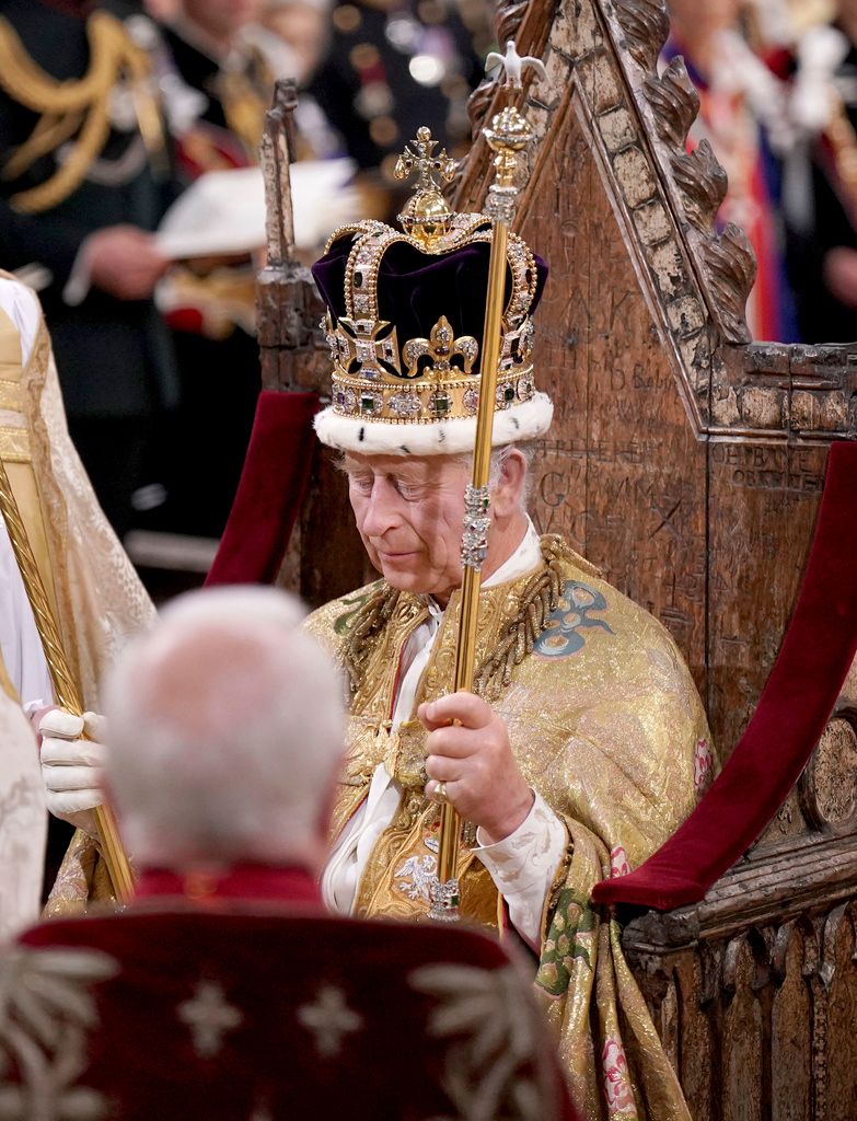 ▲英國國王查爾斯三世(King Charles III)在西敏寺戴上聖愛德華王冠,手持權杖,正式加冕。(圖/美聯社/達志影像)