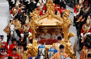 ▲英國國王查爾斯三世與王后卡蜜拉，坐上鍍金馬車返回白金漢宮。（圖／美聯社／達志影像）