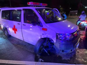 北市民間救護車「闖紅燈」擦撞轎車！3人受傷送醫　肇責待釐清
