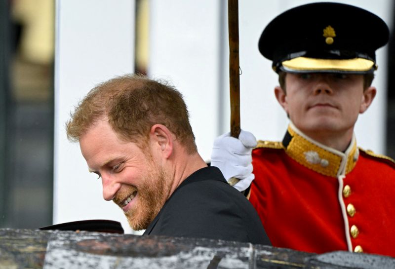 ▲哈利王子在加冕典禮結束後，沒有與其他王室成員同返白金漢宮，而是立即驅車直奔機場，在西敏寺外上車前，還被媒體拍到滿臉燦笑。（圖／美聯社／達志影像）