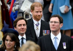 ▲哈利王子在加冕典禮中，經常被捕捉到看起來不太自在的尷尬表情。（圖／美聯社／達志影像）
