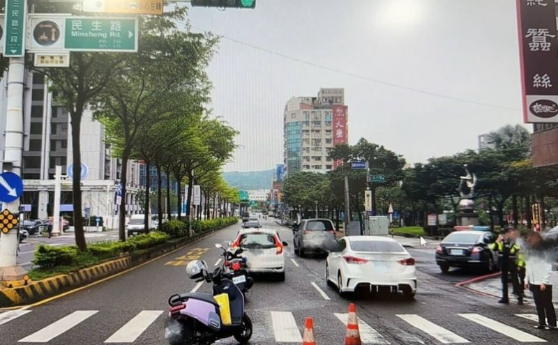 ▲前立委鄭寶清的妻子日前在桃園區過斑馬線時，遭左轉車輛撞擊受傷，目前人已在家休養，預計要休養至少3個月。圖為警方當時獲報後趕赴事故現場處理。（圖／翻攝照片）
