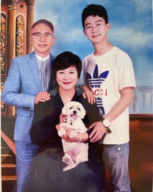 ▲崔佩儀（中）和美籍韓裔老公Sam（左一）結婚22年，育有一子貝克宇。（圖／翻攝自崔佩儀臉書）