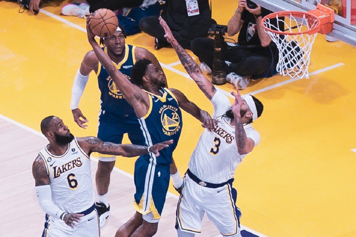 ▲勇士前鋒Andrew Wiggins在湖人明星大前鋒Anthony Davis面前完成了一次隔扣，驚豔全場。（圖／美聯社／達志影像）