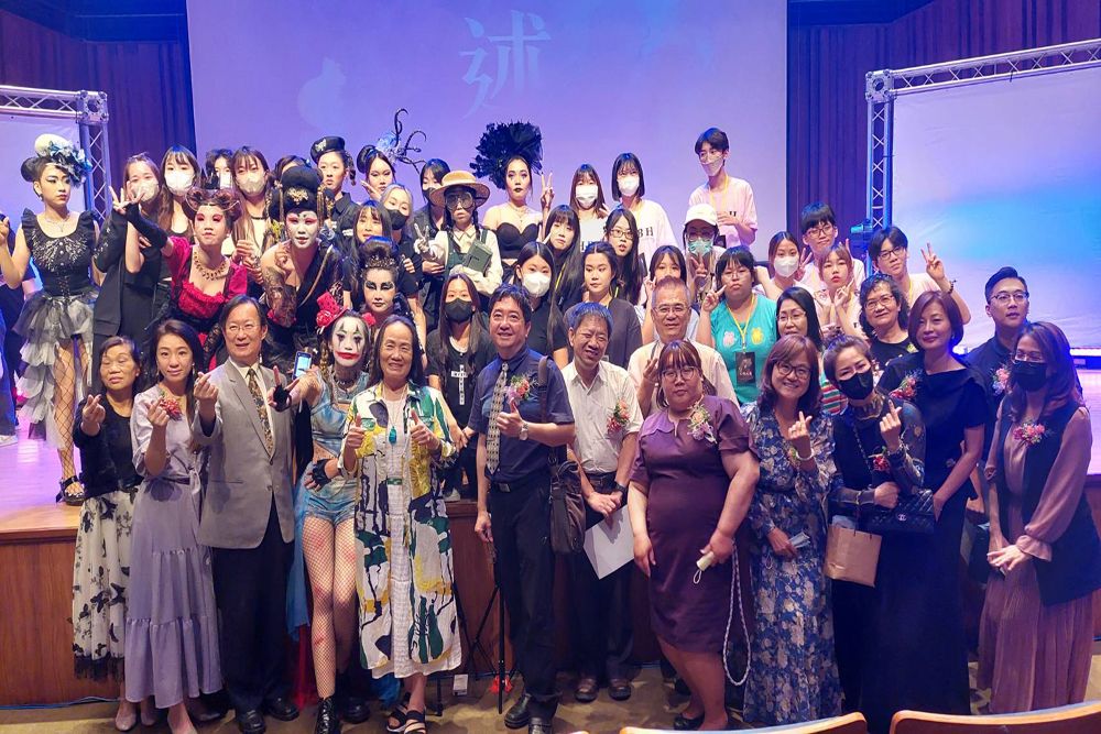 ▲敏惠醫專美保科成果展在樹谷音樂廳展演，產業界嘉賓與演出學生合影（圖／敏惠醫專提供）