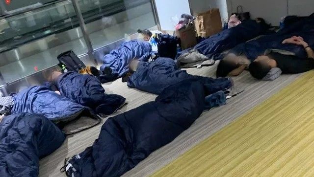 ▲星宇航班卡到成田機場宵禁時間，旅客只能睡在候機室等到早上。（圖／取自批踢踢）
