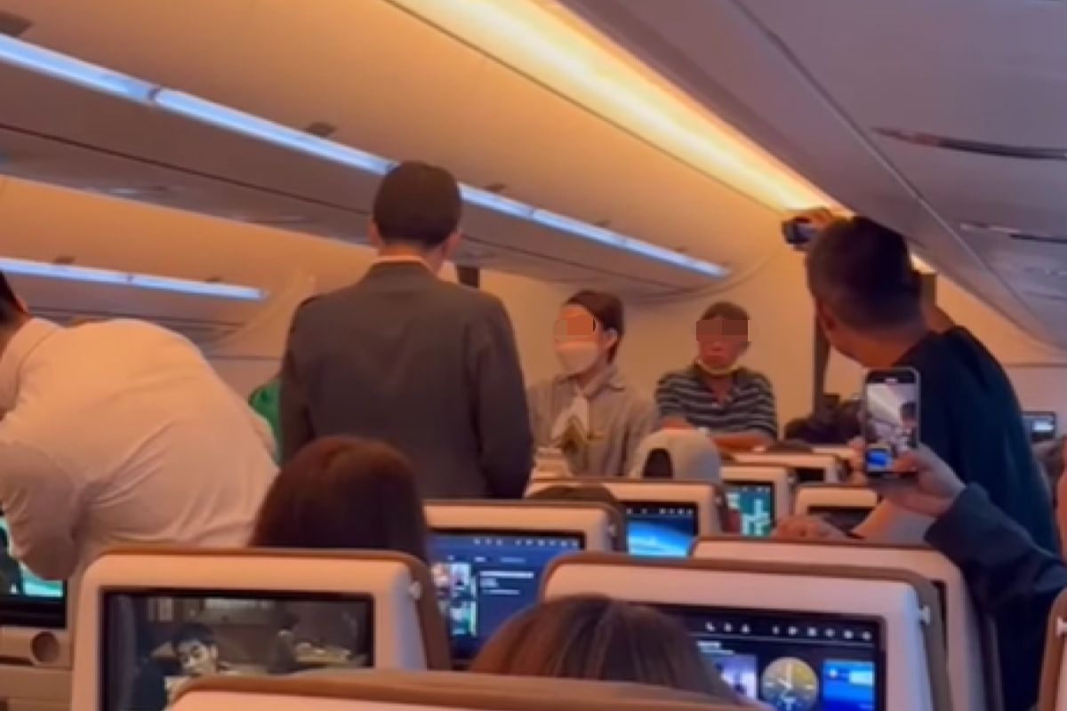 ▲有民眾爆出機艙內的畫面，眾人圍著空服員飆罵。（圖／翻攝自臉書社團《星宇航空 討論區 STARLUX Airlines》）