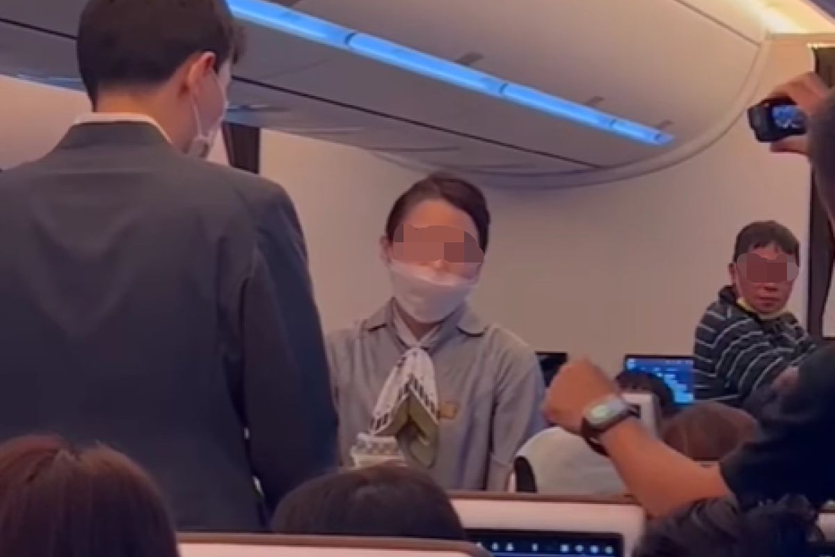 ▲星宇航空出包，女空服員被圍在最中間，不停向群眾低頭致歉。（圖／翻攝自臉書社團《星宇航空 討論區 STARLUX Airlines》）