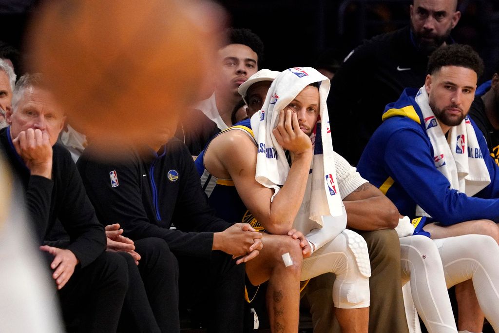 ▲勇士在G3大比分輸球，球星Stephen Curry在板凳席上難掩失望。（圖／美聯社／達志影像）