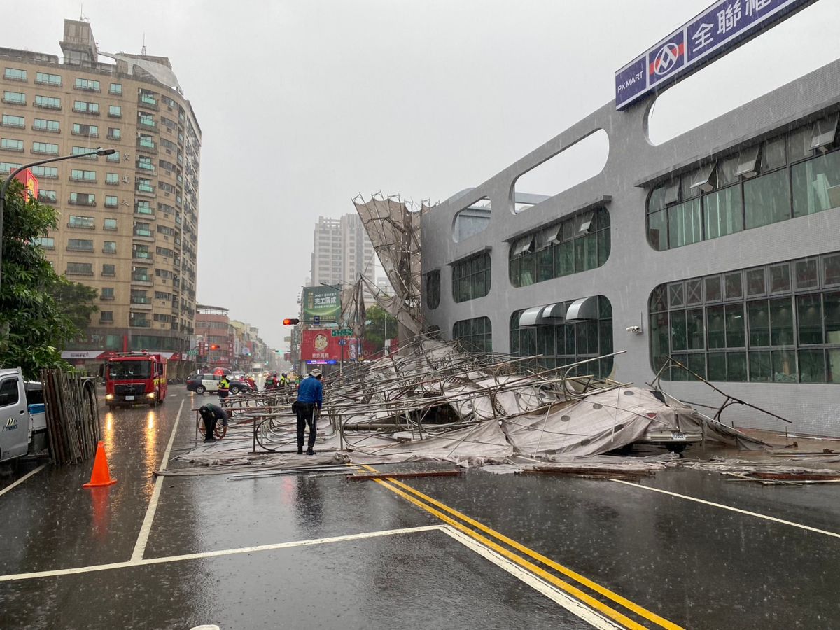 ▲高市左營崇德路與博愛路口工地鷹架倒塌意外　高市工務局獲報後派員前往查看後立即勒令停工重罰18萬元。（圖／左營分局提供）