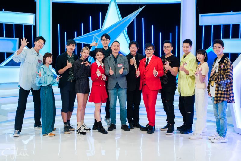 ▲《歡樂智多星》全新改版,左起為風田、瑪麗、王少偉、Miyake、葉欣眉、江大成、曾陽晴、徐展元、胡瓜、孫國豪、邱凱偉、許斐棋、貝克宇。(圖/衛視中文台節目提供)