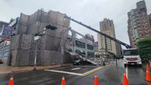 高雄大雨釀左營鷹架突倒塌!3車遭波及 李眉蓁直指施工缺失