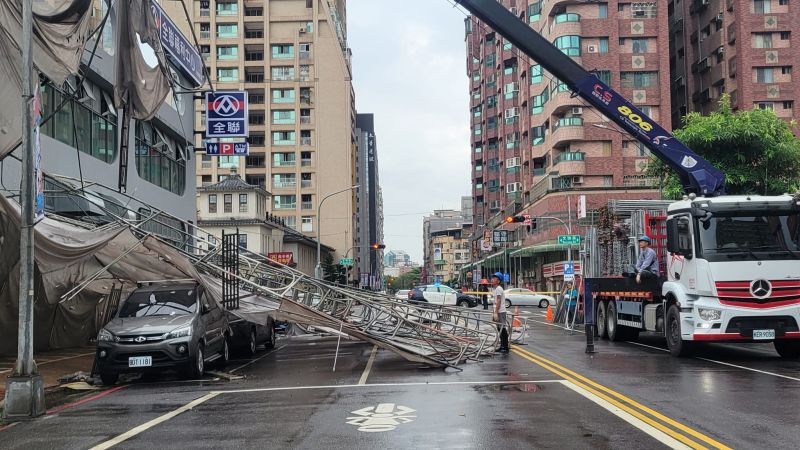 ▲高雄左營區接近中午發生鷹架倒榻意外,警方已於派員暫時封閉崇徳路段實施交通管制中。(圖/翻攝自李眉蓁臉書)