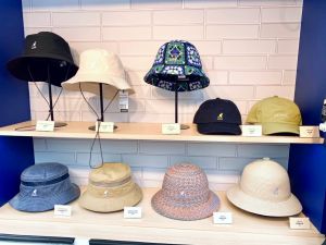 ▲台灣獨家限定的「掛繩漁夫帽」2,680元（左上）、棉質網面漁夫帽2,480元（左下）。（圖／記者蕭涵云攝）