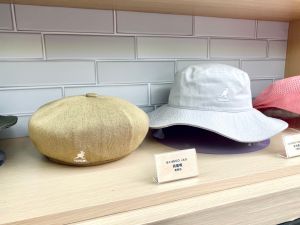 ▲台灣獨家竹纖維貝蕾帽2,680元（圖左）。（圖／記者蕭涵云攝）