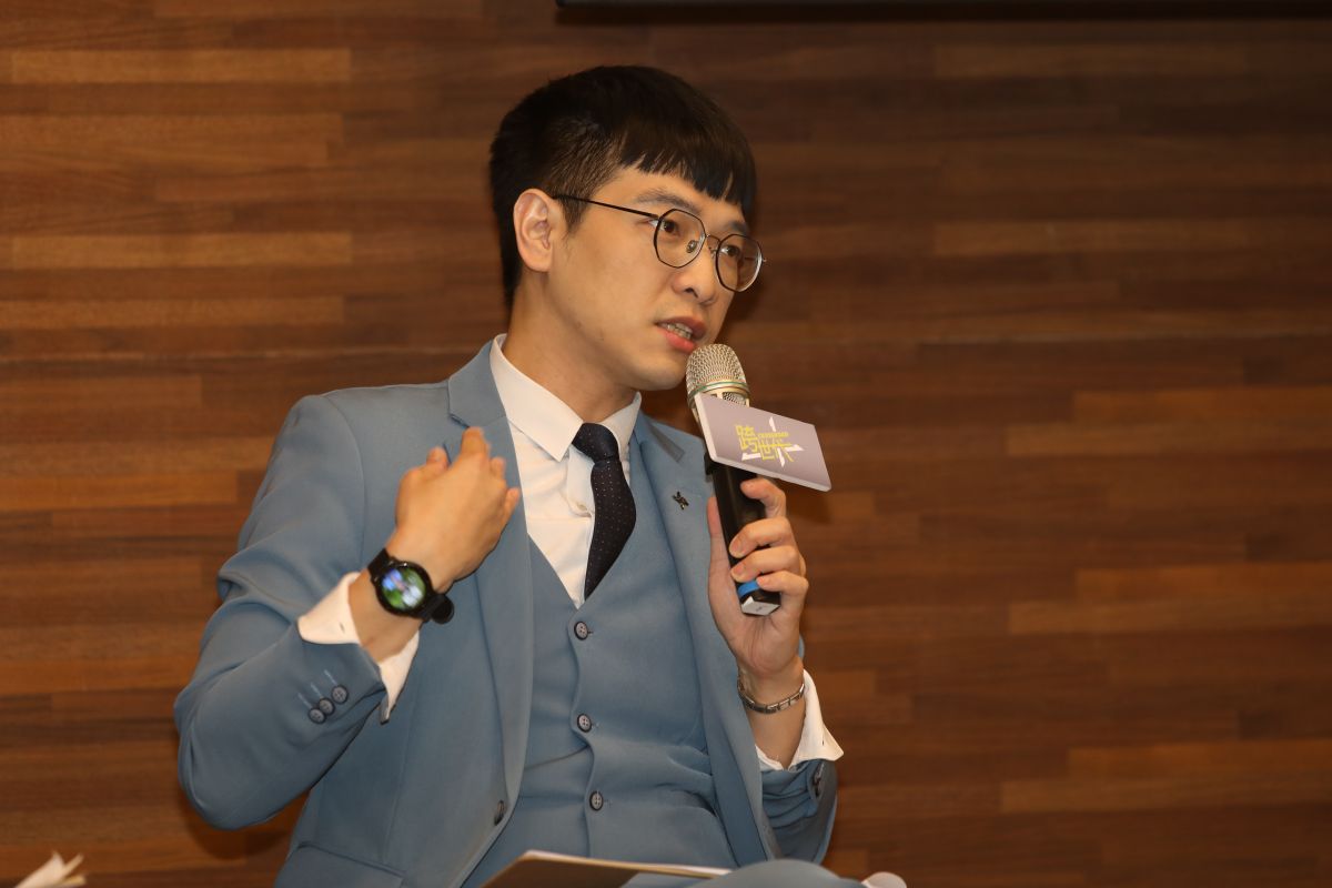 ▲人氣心理學作家海苔熊主持《NOWnews今日新聞》跨世代論壇，討論校園心理健康假的必要性。（圖／NOWnews攝影中心，2023.05.07）