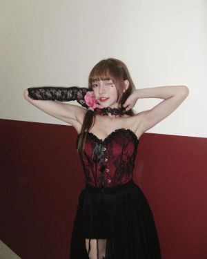 ▲林襄昨日與樂天女孩表演開花舞，就連服裝也致敬原唱者Jisoo在MV裡的造型。（圖／翻攝林襄IG）
