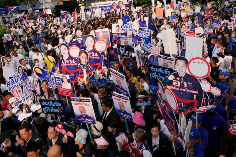 ▲今天是泰國眾議院選舉提前投票日，一大早曼谷各大投票所就已排滿長長人龍，泰國民眾不畏逼近攝氏40度高溫完成投票。根據選委會統計，5228萬餘選民中，有235萬多人登記提前投票。（圖／美聯社／達志影像）
