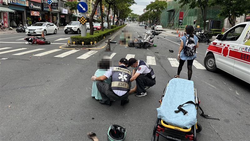 ▲高雄三民區發生4機車連環撞事故，其中1名女騎士送醫搶救，仍不幸宣告不治。（圖／翻攝畫面）