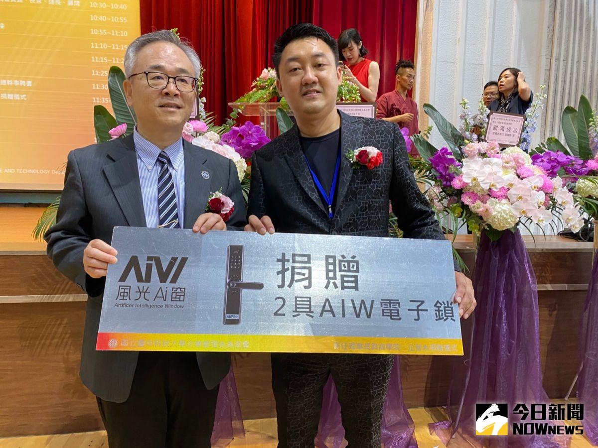 ▲吳律謙感謝母校培育，贈送5具搭載指紋辨識與遠端APP控制的AIW玄關門電子鎖給母校。（圖／記者金武鳳攝，2023.5.7)
