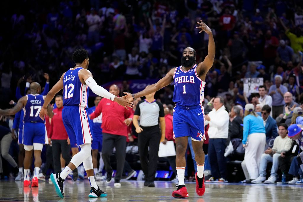 ▲James Harden爆發砍下42分9助攻8籃板，終場76人以116:115在延長賽贏球。（圖／美聯社／達志影像）