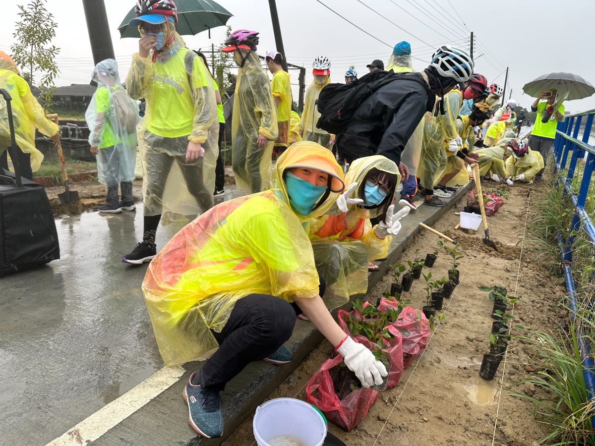▲農水署攜手大亞電纜與在地師生，於台南官田水圳綠道旁共同參與植樹、營造大圳沿線綠廊。（圖／農水署提供）