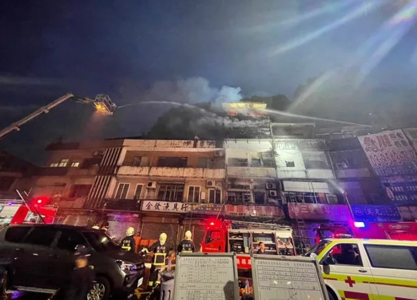 ▲8日凌晨2時許，宜蘭南方澳南寧路、知名的「陳振芳老香舖」發生火警，屋內共有4人受困，火勢約在5時許撲滅，4人也被送醫救治。（圖／翻攝畫面）  