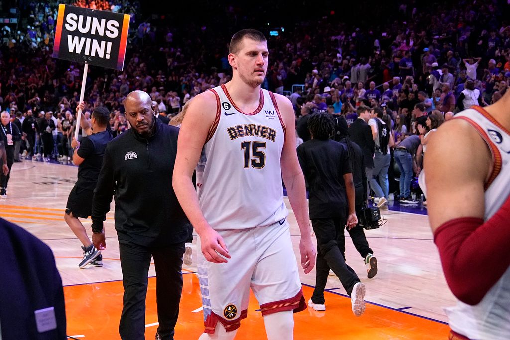 ▲金塊明星中鋒Nikola Jokic在第二節在場邊為了拿回球而和太陽新任老闆Mat Ishbia發生一些小衝突。（圖／美聯社／達志影像）