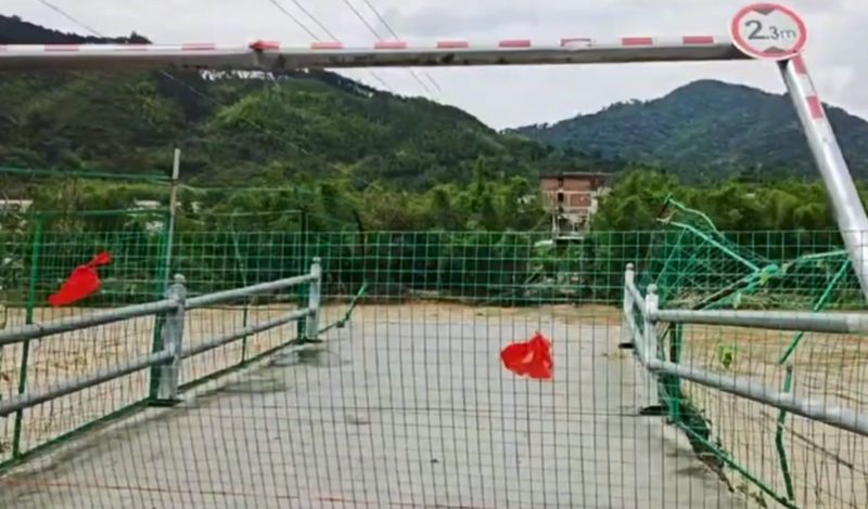 ▲福建省龍岩市新羅區4名基層官員在一座橋上查看高漲的水位時，橋梁疑因大水沖刷突然崩塌，4人落水失蹤，至今下落不明。（圖／翻攝自微博）
