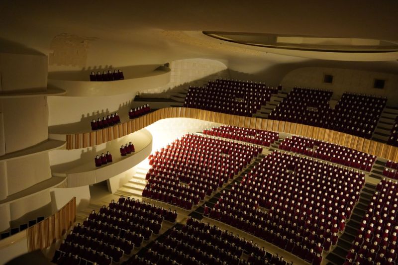 ▲台科大教授江維華展示台中歌劇院的1/10比例聲學模型，是世界上少數在建造後能留存展示的模型。（圖／台科大提供）
